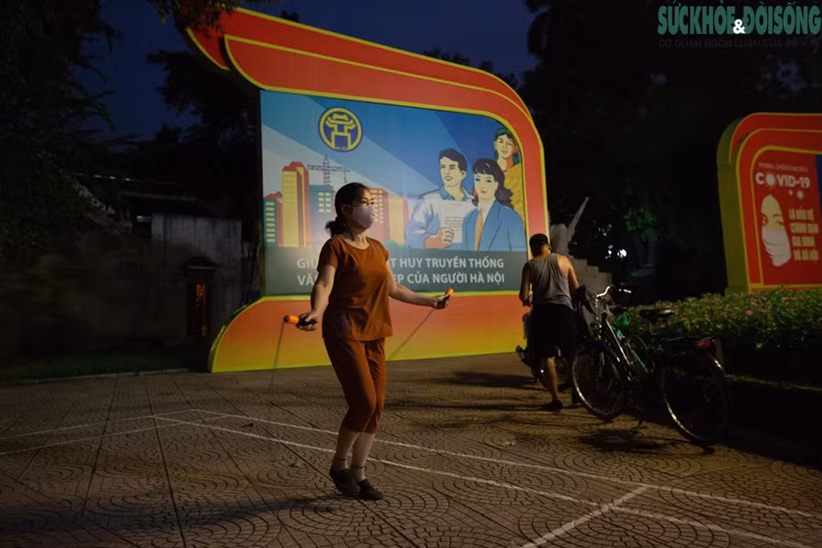 Từ 5h30-6h, trên nhiều tuyến phố, người dân đã xỏ giày, dắt xe... ra đường tập thể dục, đặc biệt tại khu vực xung quanh Hồ Gươm (quận Hoàn Kiếm). Nguồn: SKĐS.