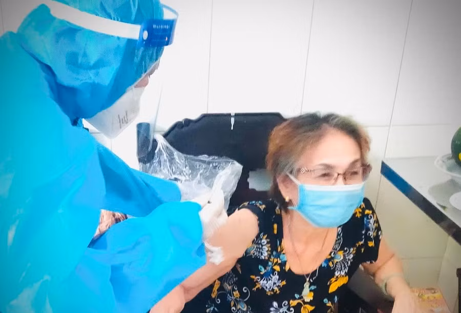 TP Hồ Chí Minh đến tận nhà tiêm vắc xin ngừa Covid-19 cho người già, người bị tai biến 