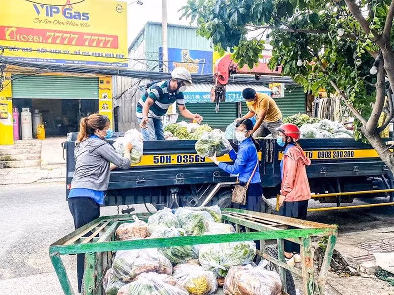 Vận chuyển nhu yếu phẩm cho người dân tại huyện Nhà Bè.