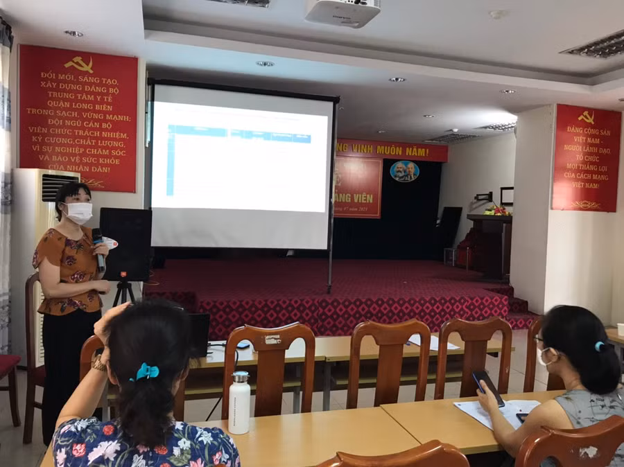 Báo cáo viên của Trung tâm Y tế quận tập huấn cho cán bộ làm việc tại 14 Trạm Y tế lưu động. Ảnh: Cổng TTĐT Long Biên.