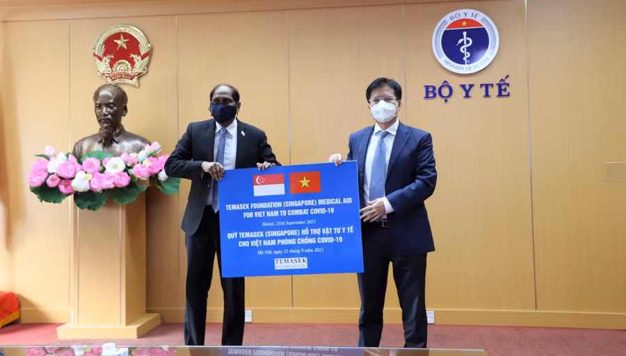 Thứ trưởng Bộ Y tế tiếp nhận vật tư y tế do Quỹ Temasek Singapore trao tặng Việt Nam phục vụ công tác phòng, chống dịch Covid-19. Ảnh: BYT.