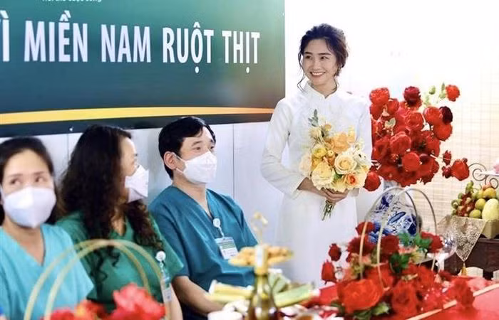 Khoảnh khắc đáng nhớ của một đám cưới đặc biệt qua màn hình điện thoại của nữ điều dưỡng 24 tuổi Ngọc Diệp đã được BV Bạch Mai và BV Dã chiến tại TP Hồ Chí Minh kết nối, tổ chức ngày 29/9/2021. Ảnh: PLXH.