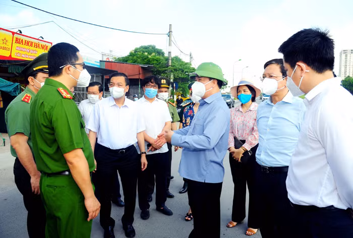 Bí thư Thành ủy Đinh Tiến Dũng kiểm tra việc thiết lập các chốt kiểm soát người ra vào Vùng 1. Nguồn: Thành ủy Hà Nội.