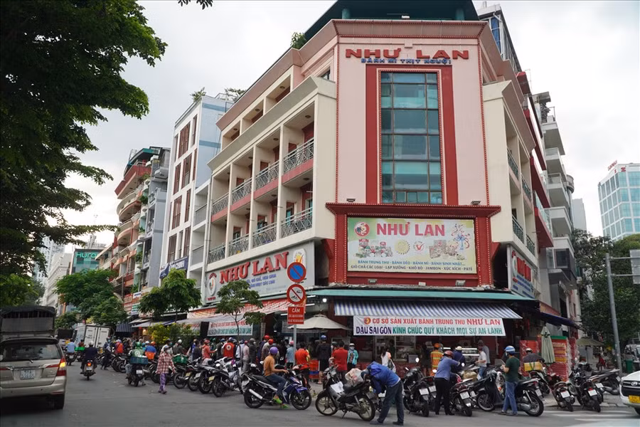 Trước đó, từ ngày 16/9, đã có rất đông người dân tập trung về đây để mua bánh.