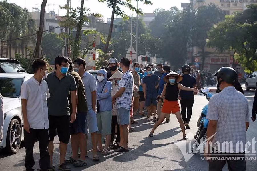 Rất đông người tập trung không đảm bảo giãn cách. Nguồn: Vietnamnet.