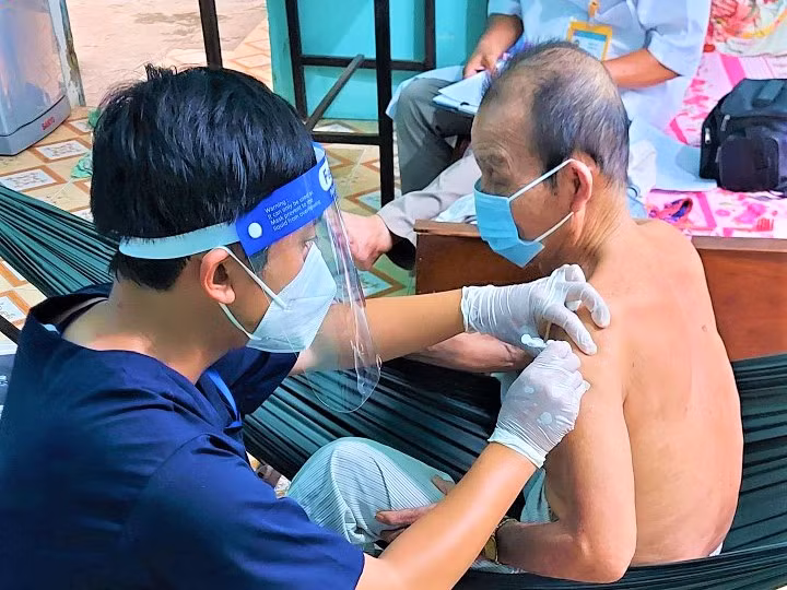 Tiêm vắc xin phòng Covid-19 cho người dân tại nhà. Ảnh: TTYT huyện Cần Giờ.