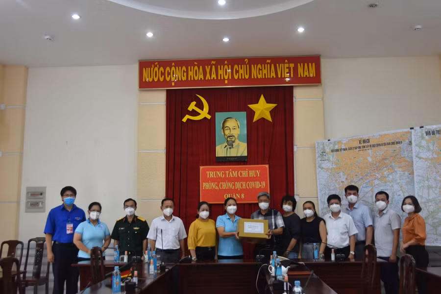 Đoàn công tác của Bộ Y tế thăm và tặng quà tại UBND Quận 8, TP Hồ Chí Minh. Ảnh: BYT.