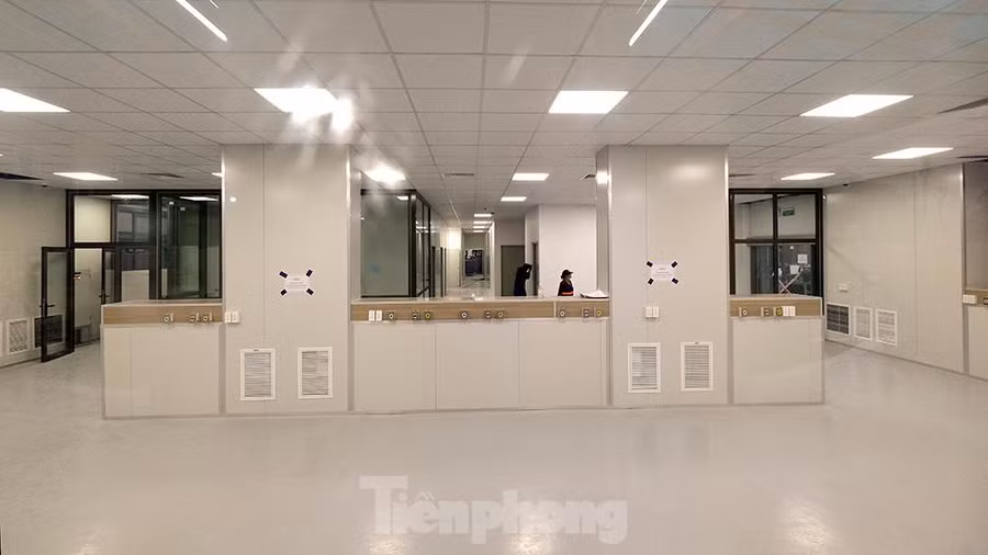 Bệnh viện được chia thành 3 khu: Khu xanh là văn phòng hành chính; khu vàng là các dãy ký túc xá, nhà ăn, xét nghiệm, kho vật tư thiết bị y tế và khu đỏ là nơi điều trị. Ảnh: TPO.