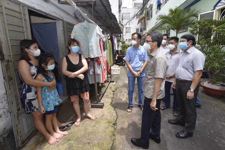 Phó Thủ tướng Vũ Đức Đam gặp gỡ một số người dân đang sinh sống trong các nhà trọ ở Phường 14, quận Gò Vấp, TP Hồ Chí Minh. Ảnh: VGP.