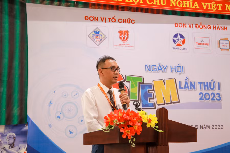 TS. Nguyễn Quang Lịch – Khoa trưởng Khoa Kỹ thuật và Công nghệ, ĐH Huế phát biểu tại ngày hội. TS. Nguyễn Quang Lịch – Khoa trưởng Khoa Kỹ thuật và Công nghệ, ĐH Huế phát biểu tại ngày hội.