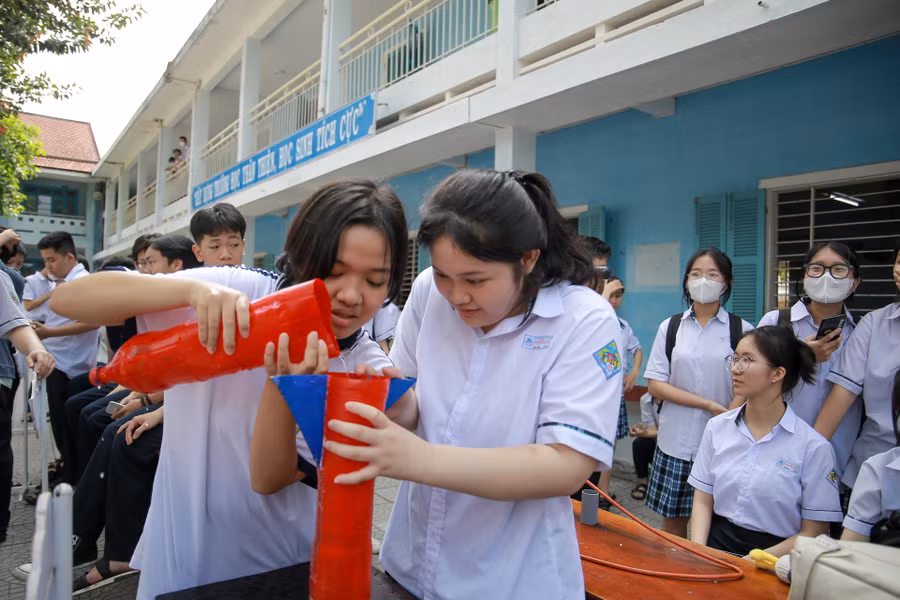 Hào hứng với phần thi sáng tạo tên lửa nước. Hào hứng với phần thi sáng tạo tên lửa nước.