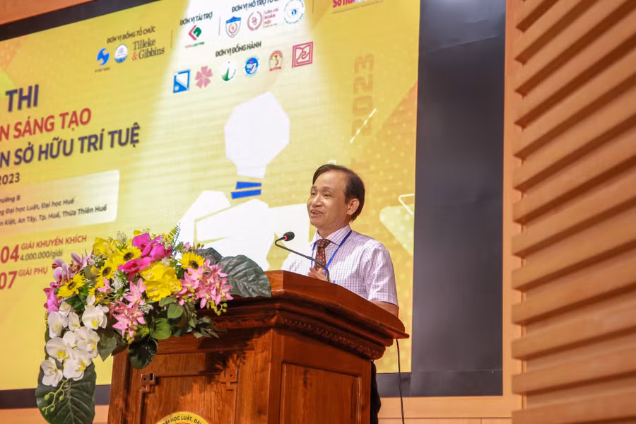 PGS.TS Đoàn Đức Lương – Hiệu trưởng trường ĐH Luật, ĐH Huế phát biểu tại cuộc thi.