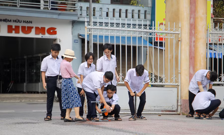 Hào hứng với phần thi sáng tạo tên lửa nước. Hào hứng với phần thi sáng tạo tên lửa nước.
