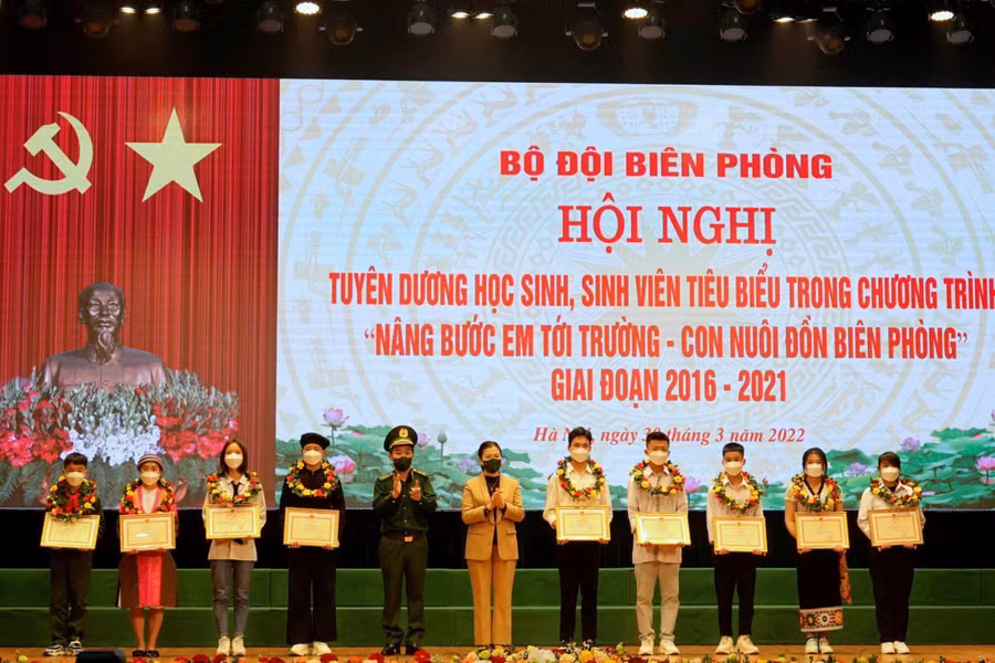 Chương trình “Nâng bước em tới trường - Con nuôi đồn biên phòng” giai đoạn 2016 - 2021 thành công tốt đẹp. 