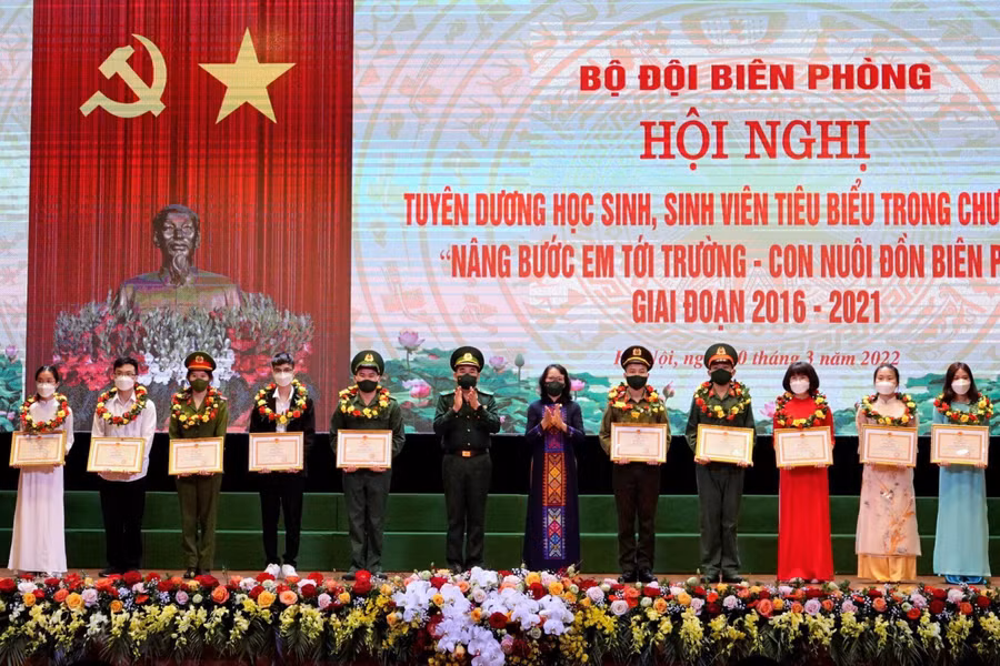Trung ương Hội Liên hiệp phụ nữ Việt Nam trao 40 suất học bổng cho 40 em học sinh, sinh viên vượt khó học giỏi là con nuôi Đồn biên phòng.