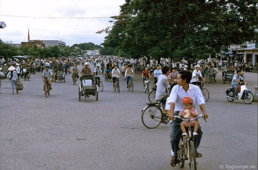 Chùm ảnh hiếm về những khu chợ nổi tiếng ở Việt Nam những năm 90 chum anh hiem ve nhung khu cho noi tieng o viet nam nhung nam 90