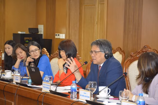 Ông Dato Sri Idris Jala cùng các chuyên gia kinh tế, giáo dục của WB tại buổi tiếp