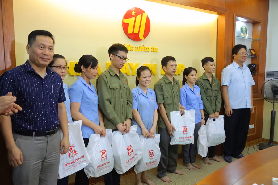 Các công nhân phấn khởi khi được nhận quà từ lãnh đạo Nhà xuất bản Giáo dục Việt Nam.