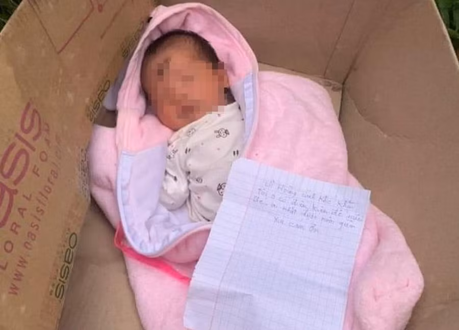 Bé trai sơ sinh nặng 3,5 kg bị bỏ rơi gần nhà máy gạch. (Ảnh: CTV).
