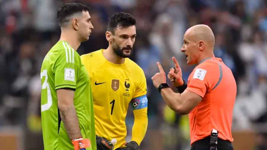 Trọng tài Szymon Marciniak từng bắt trận chung kết World Cup 2022 giữa Pháp và Argentina. Trọng tài Szymon Marciniak từng bắt trận chung kết World Cup 2022 giữa Pháp và Argentina.