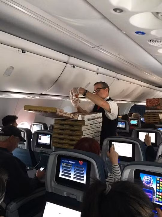 Phi hành đoàn tổ chức tiệc pizza cho hành khách. Phi hành đoàn tổ chức tiệc pizza cho hành khách.