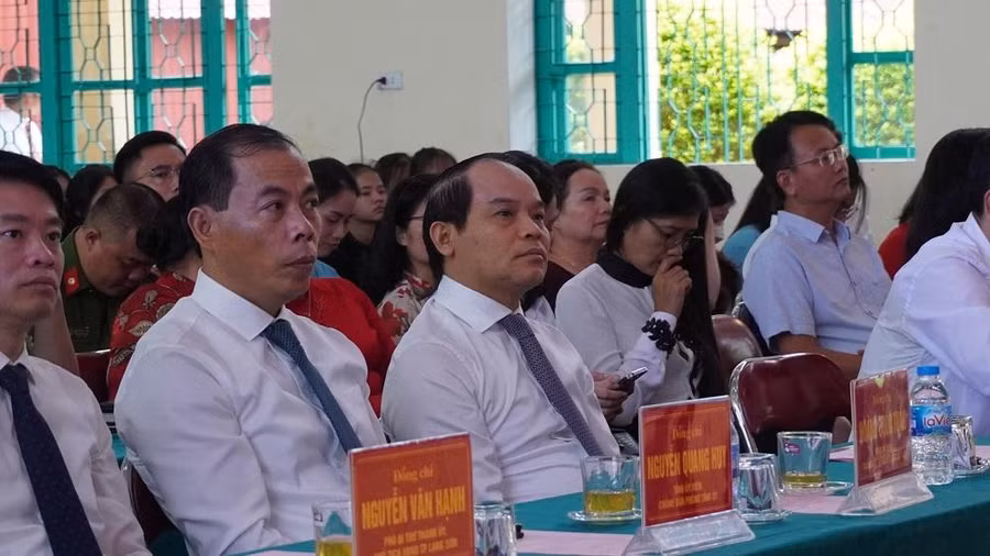 Đại biểu tham dự Lễ khai giảng.