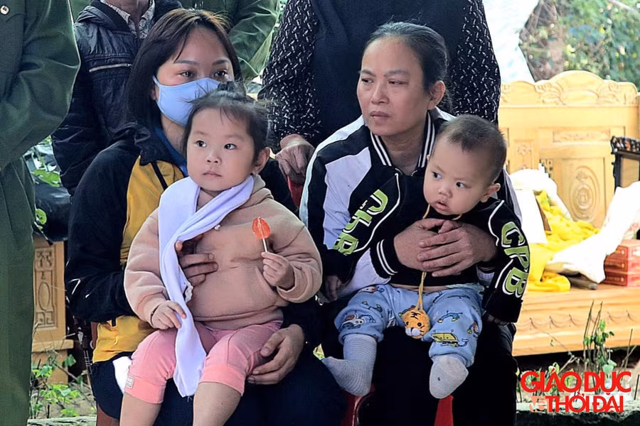 Hai cháu Trần Thủy Ngân (3 tuổi) và Trần Nam Khánh (10 tháng tuổi) còn quá nhỏ để cảm nhận được nỗi đau mất cha.