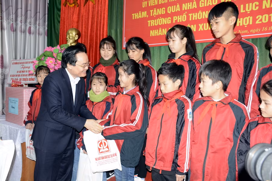Bộ trưởng Phùng Xuân Nhạ tặng quà cho 20 học sinh có hoàn cảnh khó khăn của trường PTDTNT Lục Nam Bộ trưởng Phùng Xuân Nhạ tặng quà cho 20 học sinh có hoàn cảnh khó khăn của trường PTDTNT Lục Nam