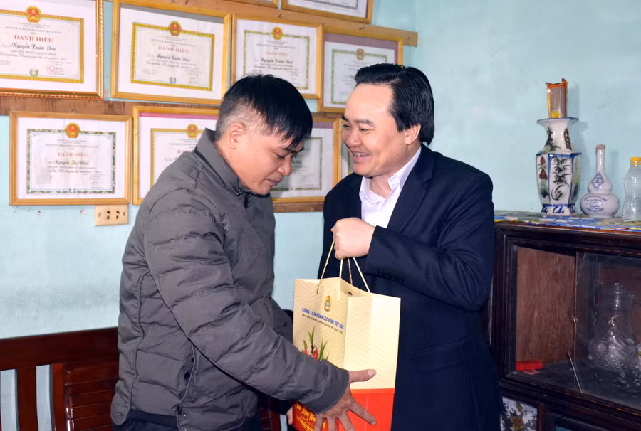 Bộ Trưởng Phùng Xuân Nhạ tặng quà Tết cho nhà giáo Nguyễn Xuân Đưa Bộ Trưởng Phùng Xuân Nhạ tặng quà Tết cho nhà giáo Nguyễn Xuân Đưa