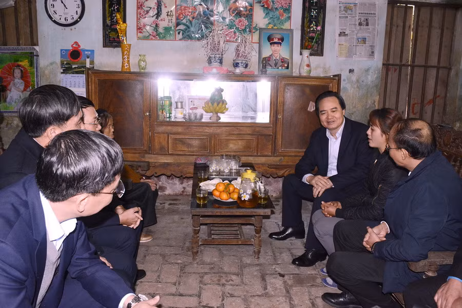 Bộ trưởng Phùng Xuân Nhạ thăm và tặng quà Tết nhà giáo Vũ Thị Anh Bộ trưởng Phùng Xuân Nhạ thăm và tặng quà Tết nhà giáo Vũ Thị Anh