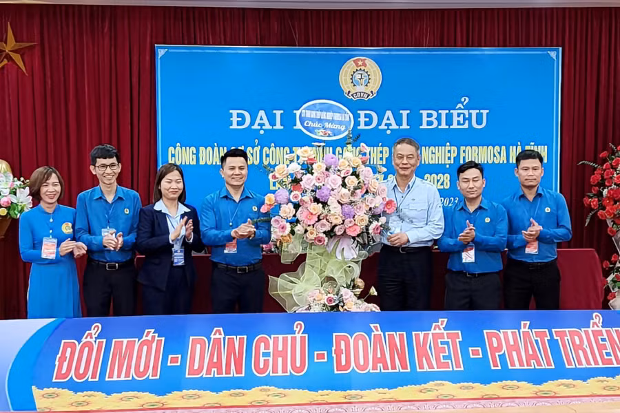 Đại diện ngành Công đoàn Hà Tĩnh cùng lãnh đạo Công ty FHS tặng hoa chúc mừng tại đại hội (Ảnh: PV).
