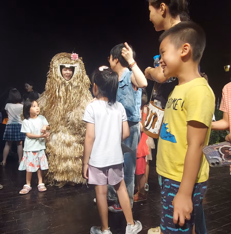 Khán giả nhí thích thú chụp hình kỷ niệm với yêu tinh mẹ - nhân vật trong vở nhạc kịch 'Đứa con của yêu tinh'. Ảnh: Bình Thanh.