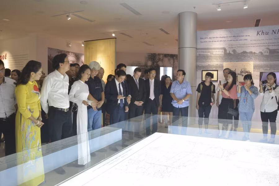 Đại biểu và khách dự lễ khai mạc tham quan triển lãm Đại biểu và khách dự lễ khai mạc tham quan triển lãm