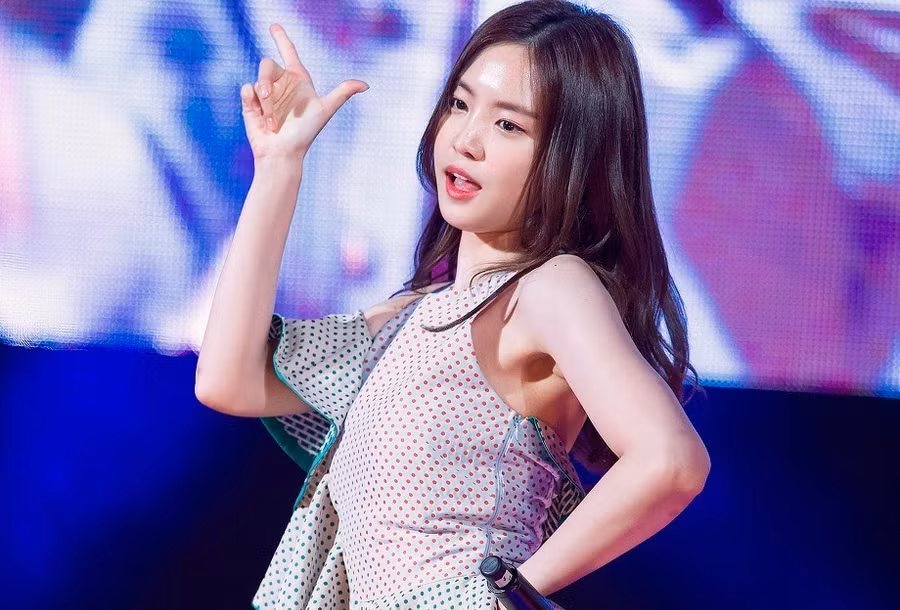 Đa số khán giả nhận xét Na Eun có vẻ đẹp trong sáng, dễ thương nhưng không thiếu đi nét gợi cảm. Nhờ hình thể đẹp, nữ thần tượng có cơ hội xuất hiện trong nhiều dự án quảng cáo và phủ sóng hình ảnh rộng rãi. Nhan sac nu than tuong nong bong nhat Kpop hinh anh 3 150857433996691b3755.jpg