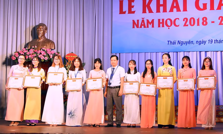 Những sinh viên xuất sắc được nhận phần thưởng trong lễ khai giảng năm học 2018 – 2019 của trường ĐH Sư phạm Thái Nguyên