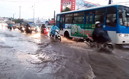 Mưa lớn khiến nhiều tuyến đường ở Buôn Ma Thuộc ngập nước. Ảnh: Thiên Thiên mua-hon-mot-gio-o-vung-ron-han-tay-nguyen