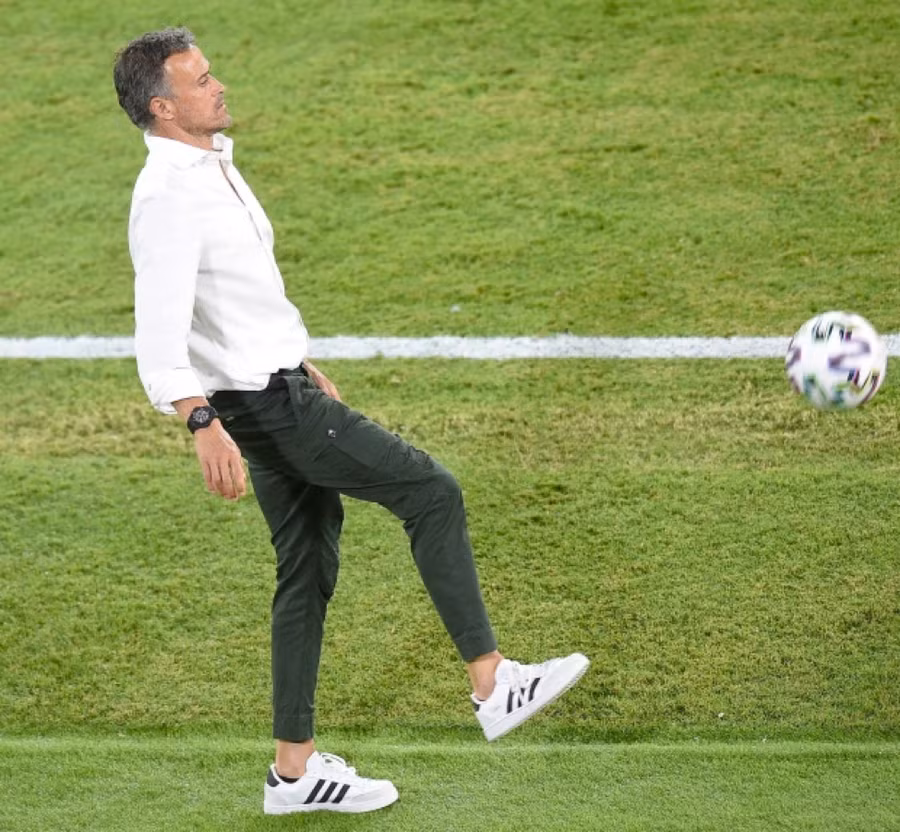 HLV Enrique là tín đồ của hàng hiệu Adidas.