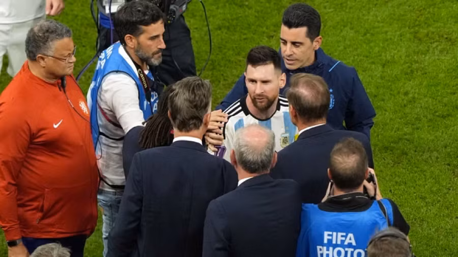 Messi khiêu khích ban huấn luyện tuyển Hà Lan. Messi khiêu khích ban huấn luyện tuyển Hà Lan.