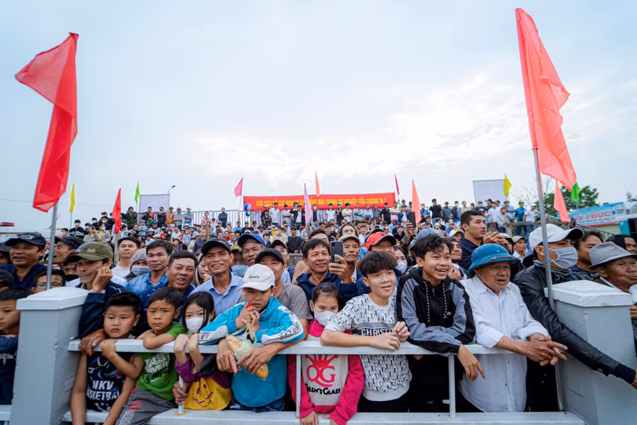 Đông đảo người dân hào hứng theo dõi các trận đấu vật.