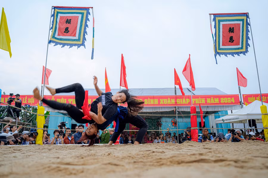 Cặp đô vật nữ tham gia tranh tài tại lễ hội.