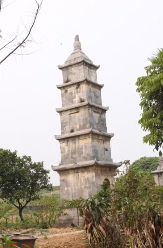 Tháp đá Tôn Đức - nơi phát hiện 2 cuốn sách đồng.