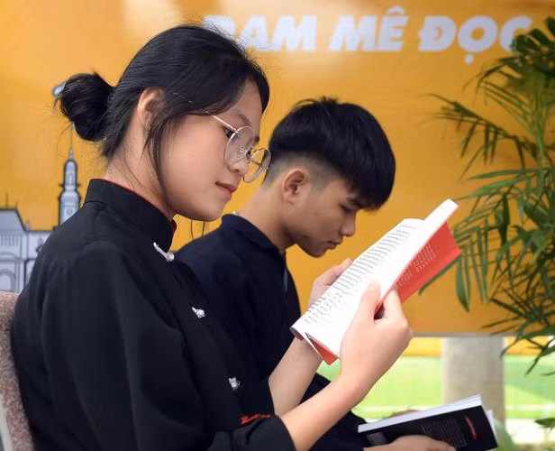 Mê đọc là nguồn cảm hứng mà nhà thơ Hoàng Nhuận Cầm gửi lại thế hệ trẻ.