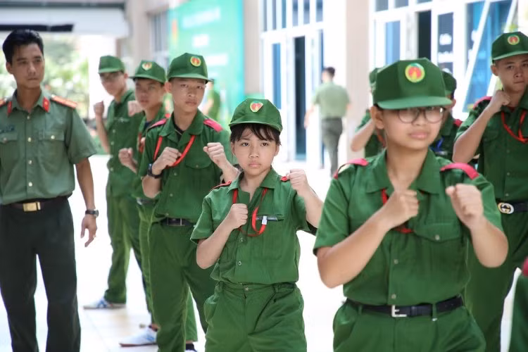 Học kỳ quân đội giúp trẻ học được nhiều kỹ năng mềm. Ảnh : Thế Đại