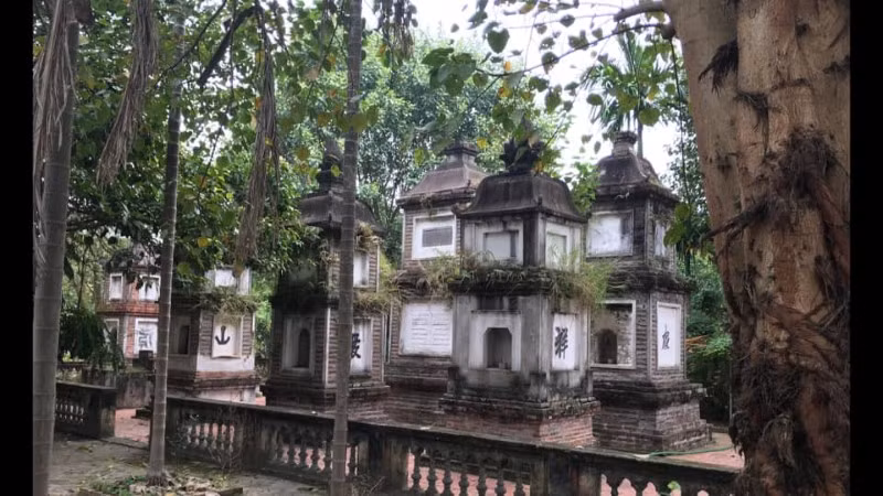 Trong vườn bảo tháp chùa Bút Tháp còn ẩn chứa nhiều bí mật chưa được khám phá.
