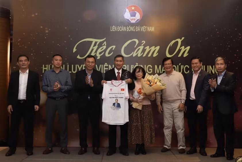 VFF tổ chức lễ Tri ân HLV Mai Đức Chung tối 4/2. Ảnh: VFF. VFF tổ chức lễ Tri ân HLV Mai Đức Chung tối 4/2. Ảnh: VFF.