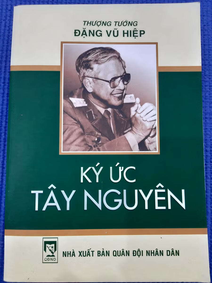 Bìa cuốn sách 'Ký ức Tây Nguyên' viết về Thượng tướng Đặng Vũ Hiệp do Lê Hải Triều chấp bút. Ảnh: NVCC Bìa cuốn sách 'Ký ức Tây Nguyên' viết về Thượng tướng Đặng Vũ Hiệp do Lê Hải Triều chấp bút. Ảnh: NVCC