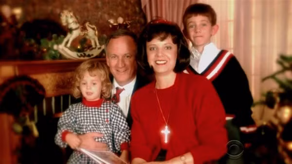 (Từ trái qua phải) JonBenet, cha mẹ và anh trai Burke Ramsey.