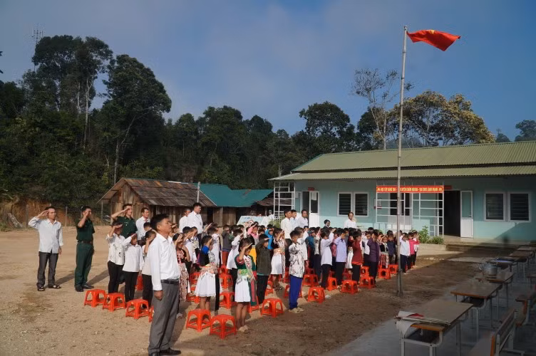 Các đại biểu, thầy trò điểm trường lẻ Huồi Mới hát Quốc ca trong lễ khai giảng năm học 2020 - 2021.