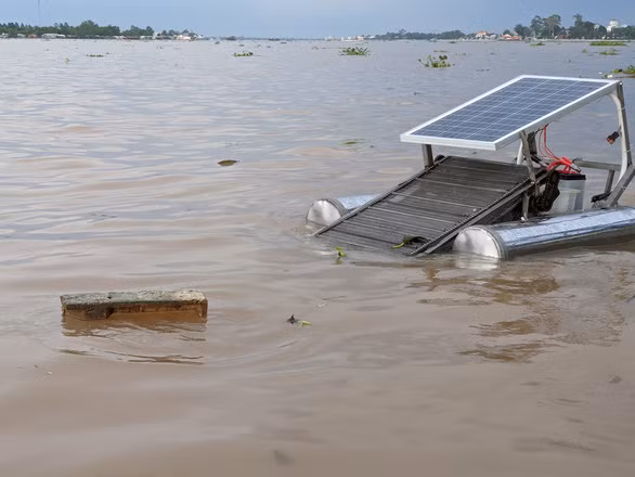 Máy vớt rác được tiến hành thử nghiệm ngoài thực địa.