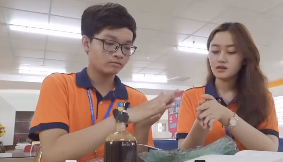 Nước rửa chén từ bã cà phê có tác dụng khử khuẩn, khử mùi, bảo vệ da.